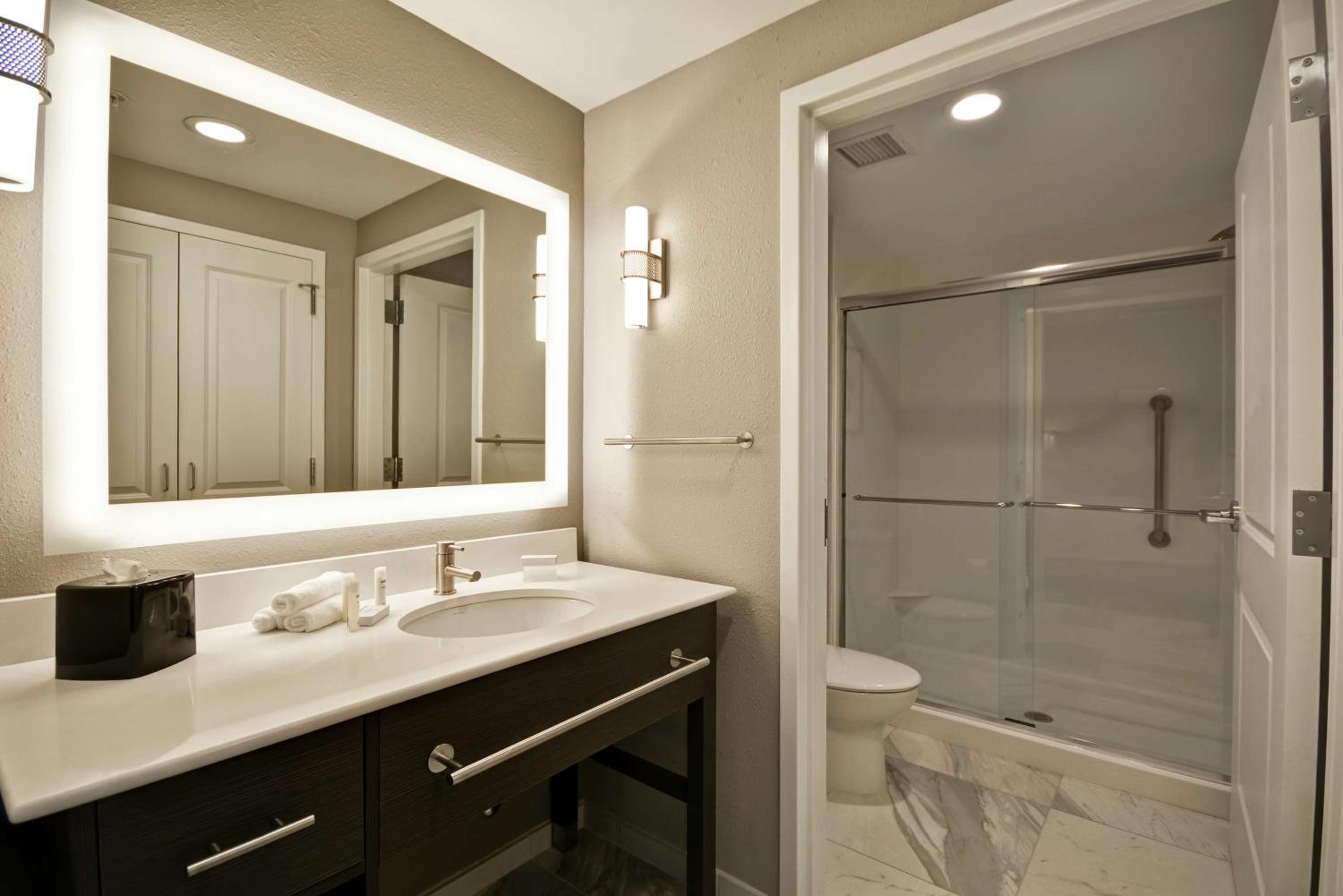 جناح بسرير كينج بغرفة نوم واحدة مع أريكة، HOMEWOOD SUITES BY HILTON RALEIGH CARY I-40 3/5