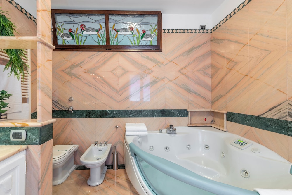 Suite, 2 Queen Beds, Sofa, Milan Royal Suites Magenta Luxury Apartments 9/10