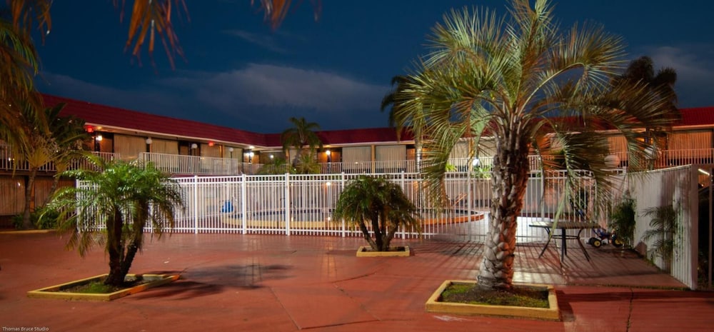 Express Inn & Suites - 5 Miles from St Petersburg Clearwater Airport 39/43