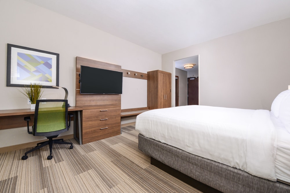 Holiday Inn Express Suites St Petersburg Seminole Area 26/74
