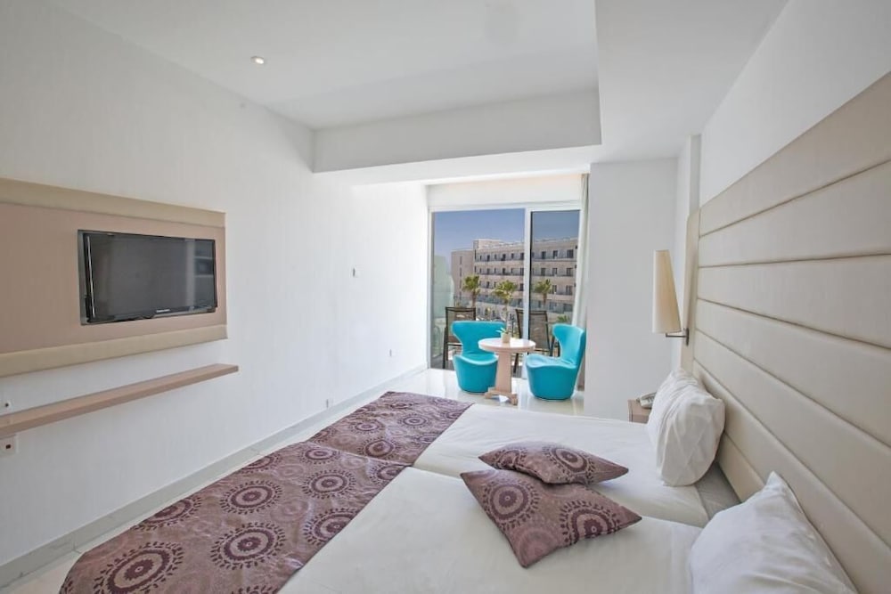 Tsokkos Beach Hotel 40/64
