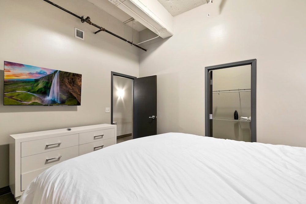 2 Bedrooms, Design, Apartment, King and Queen Bed, City View