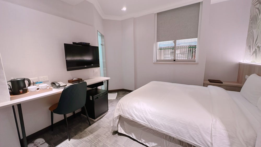East Dragon Hotel 24/74