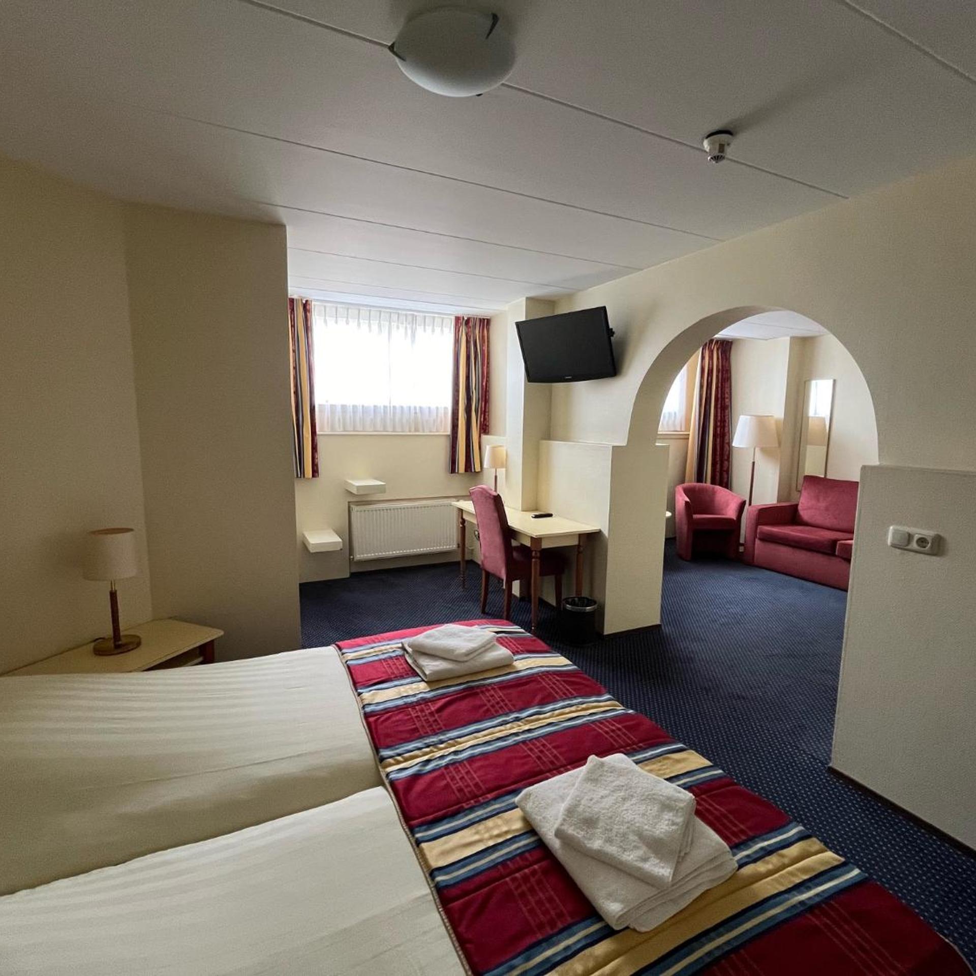 Semi Basement, Standard, with Extra Bed, Boulevard Hotel Scheveningen 2/8