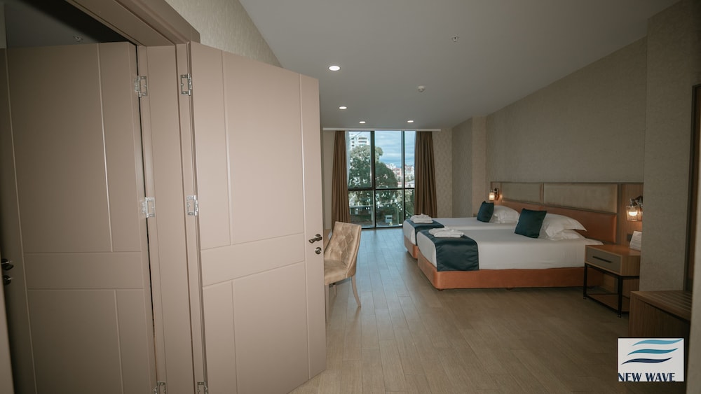 New Wave Hotel 23/48