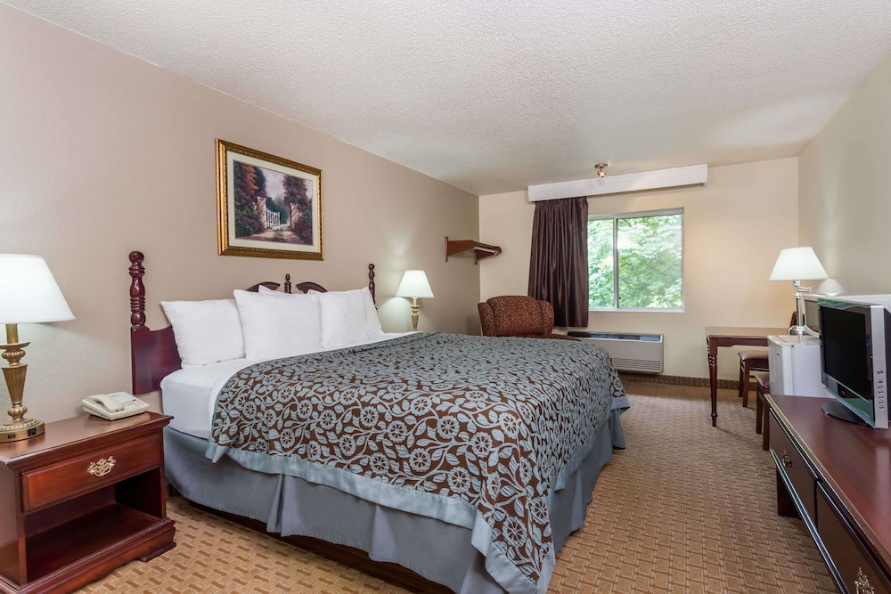 Days Inn & Suites by Wyndham Kaukauna WI 26/58