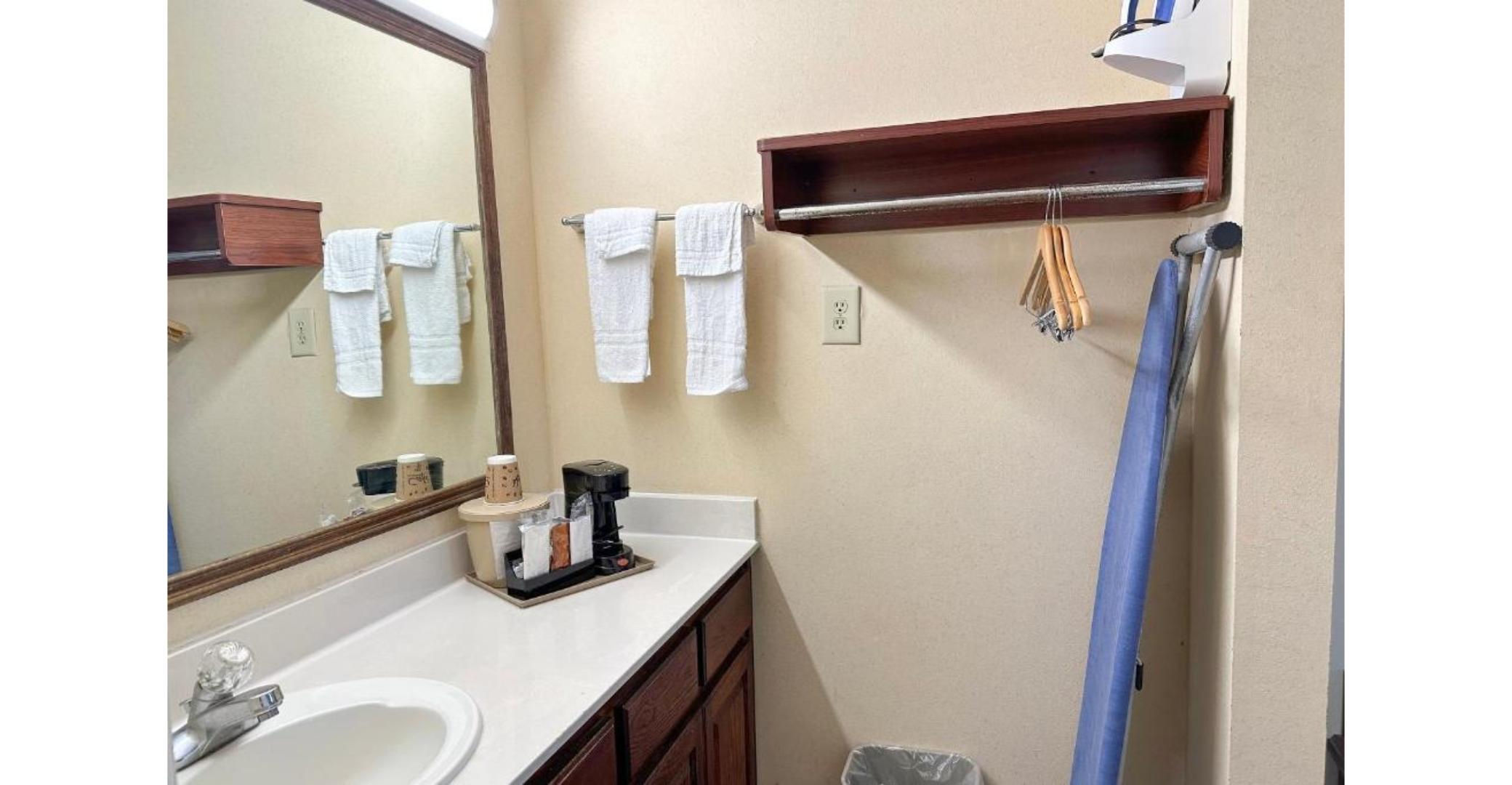 غرفة بسرير كينج لذوي الإعاقة، Bonita Lakes Inn by Capital O Meridian I20 5/7