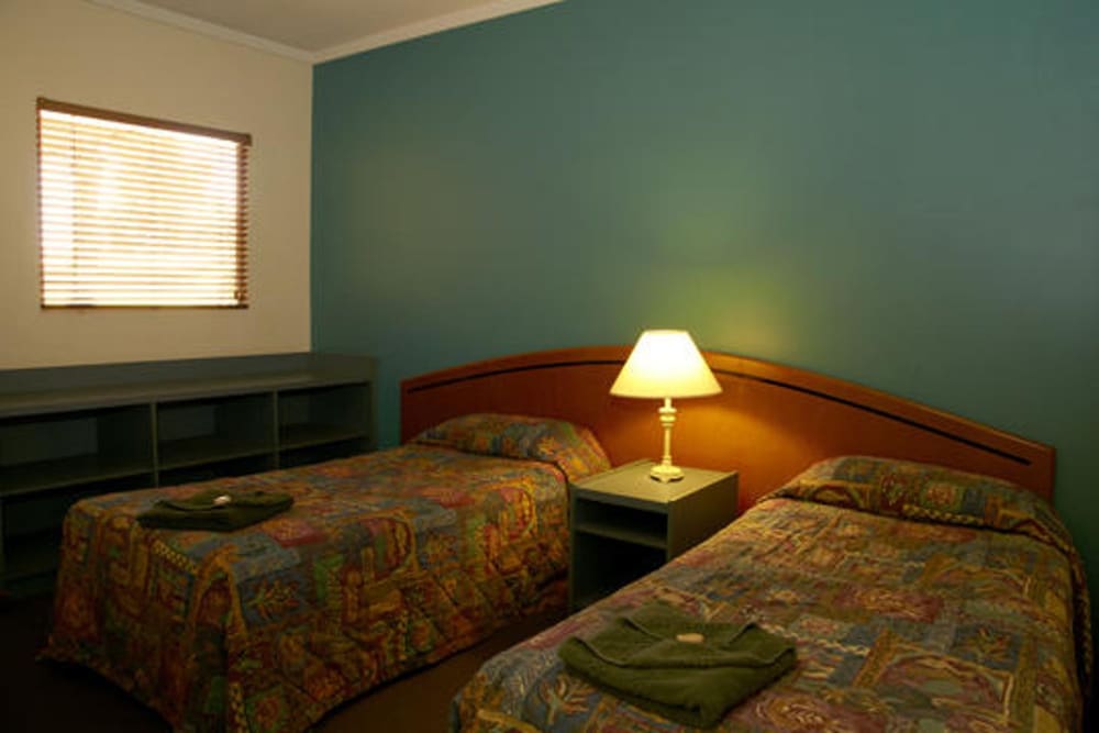 SEASONS HOTEL NEWMAN 21/44