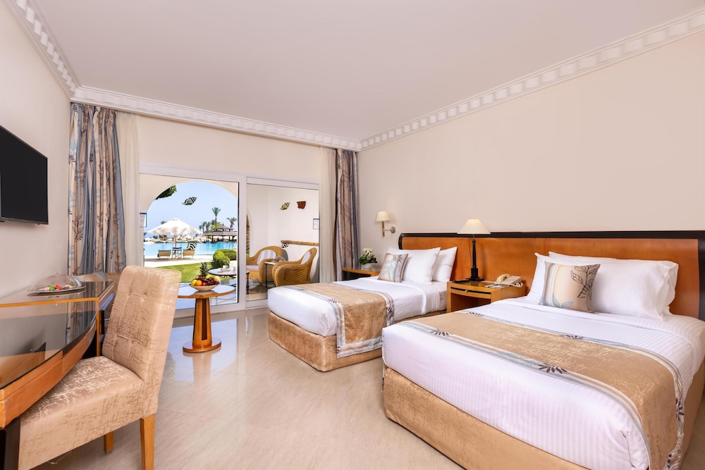 STANDARD, TWIN BEDS, POOL VIEW