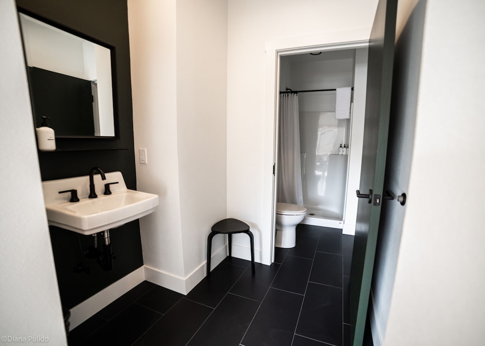 LOGE Leavenworth Downtown 48/50