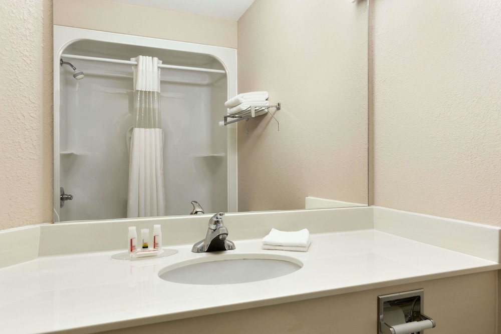Days Inn & Suites by Wyndham Winkler 14/43