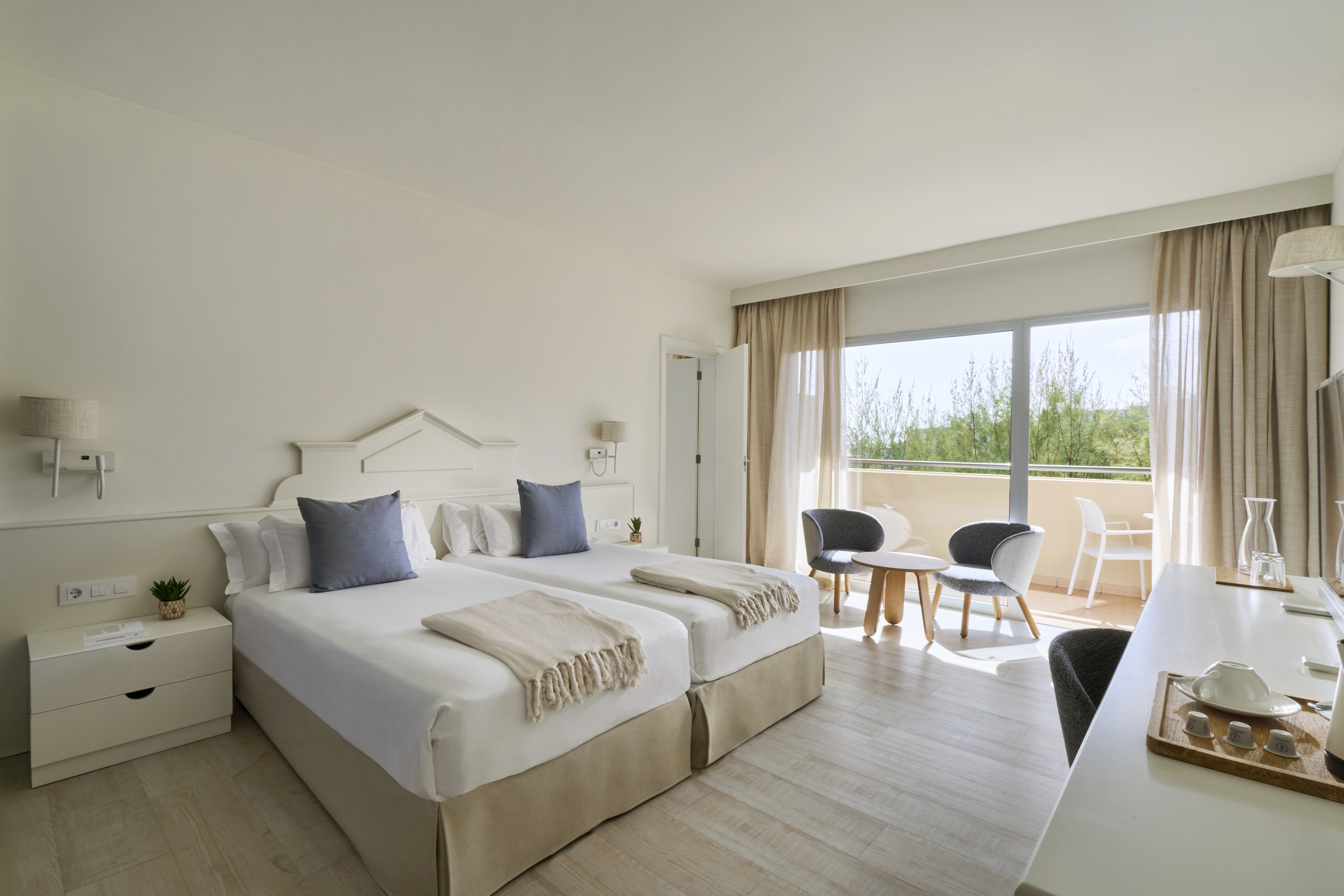 Connecting, Double or Twin Bed