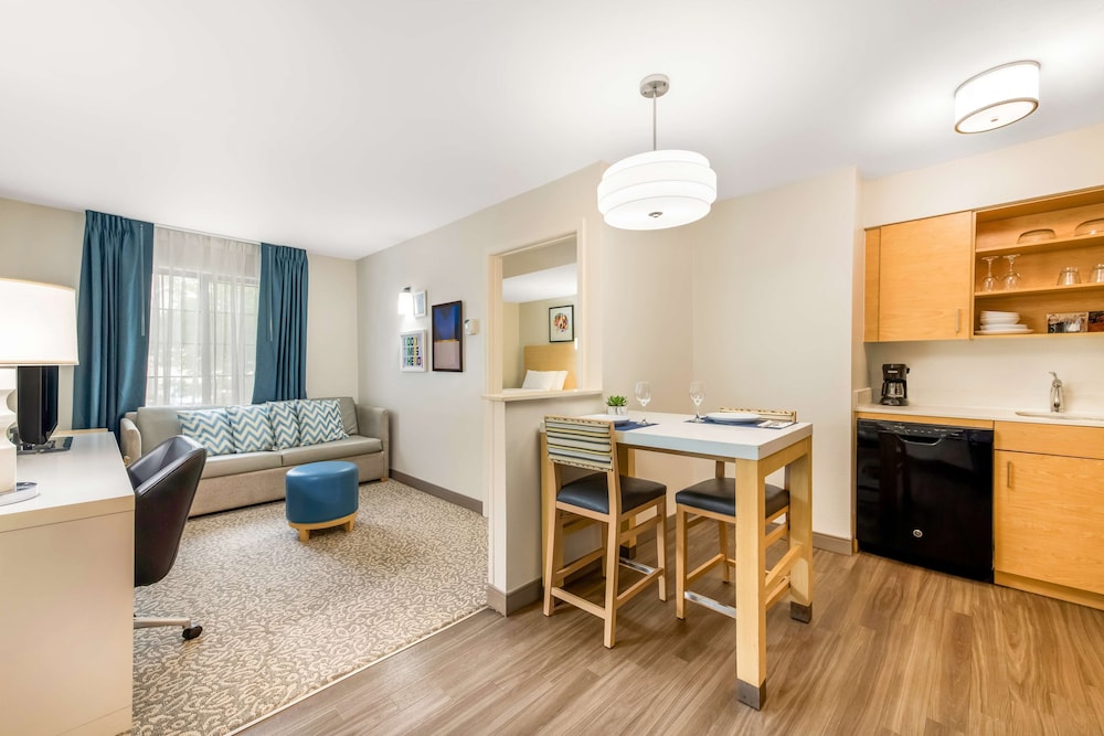 Suites Charlotte Arrowood 31/49
