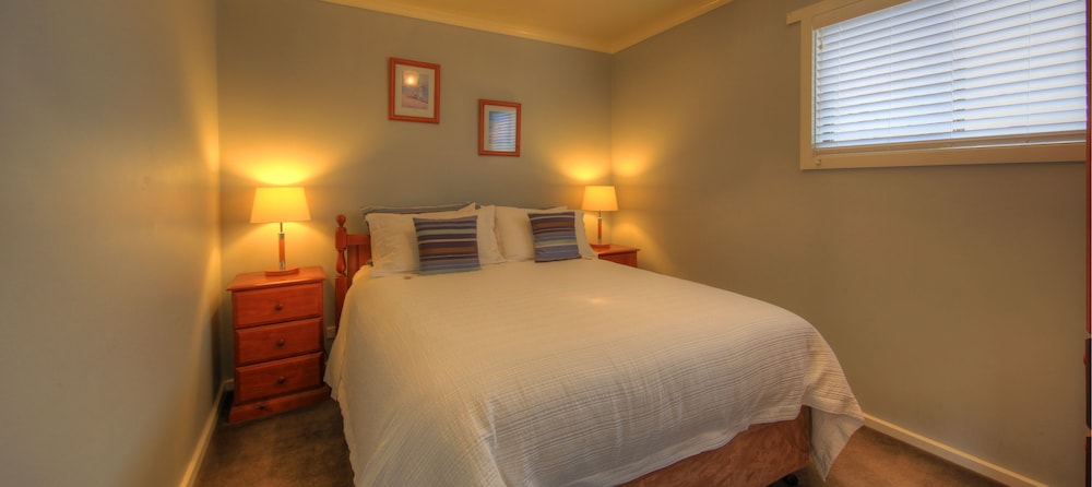 STANLEY VILLAGE WATERFRONT ACCOMMODATION 28/70