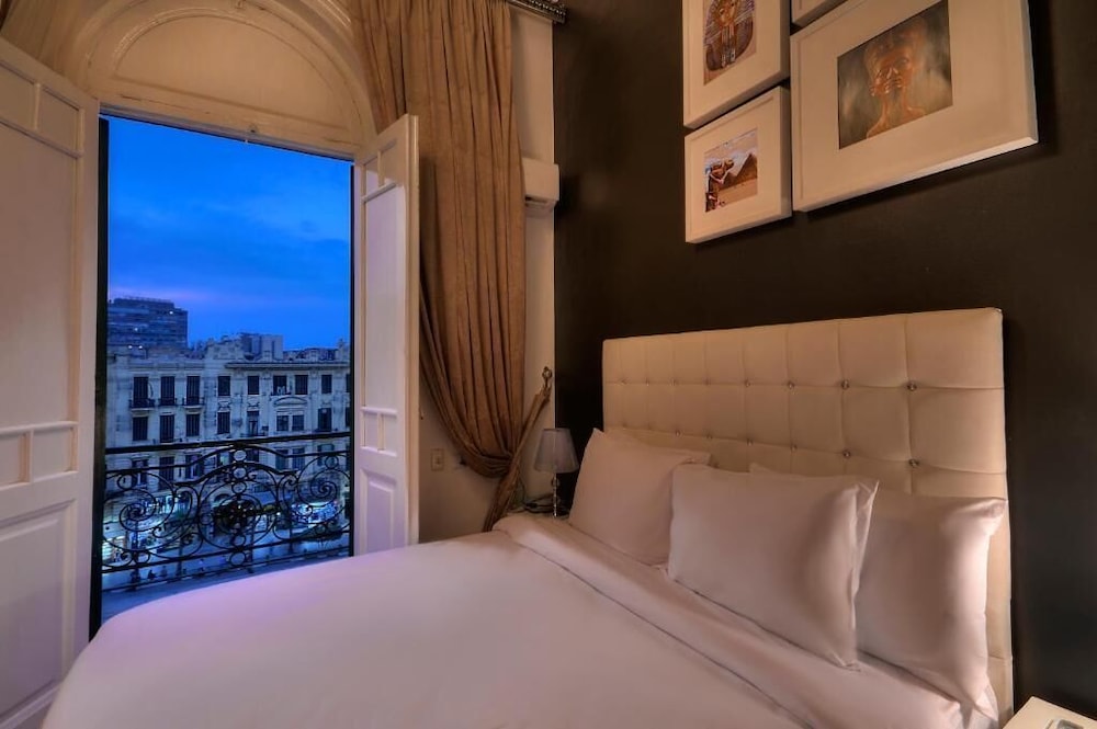 The Square Boutique Hotel 65/70