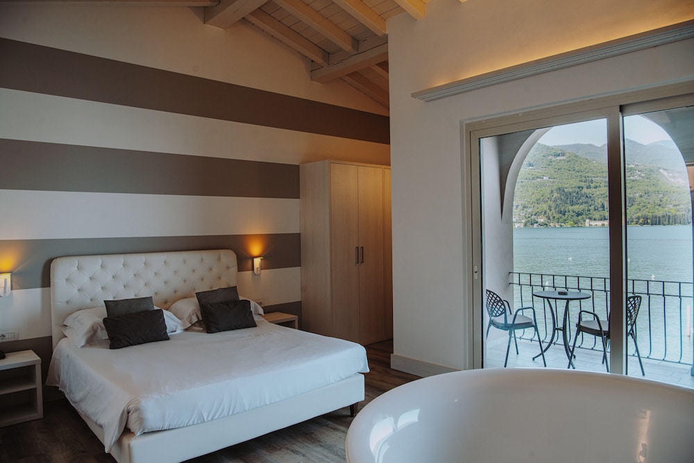 Bella Hotel & Restaurant 13/55