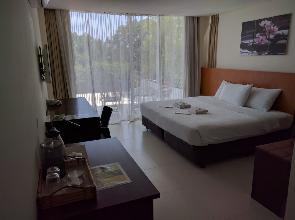 Ocean Suites Boutique Hotel 20/66