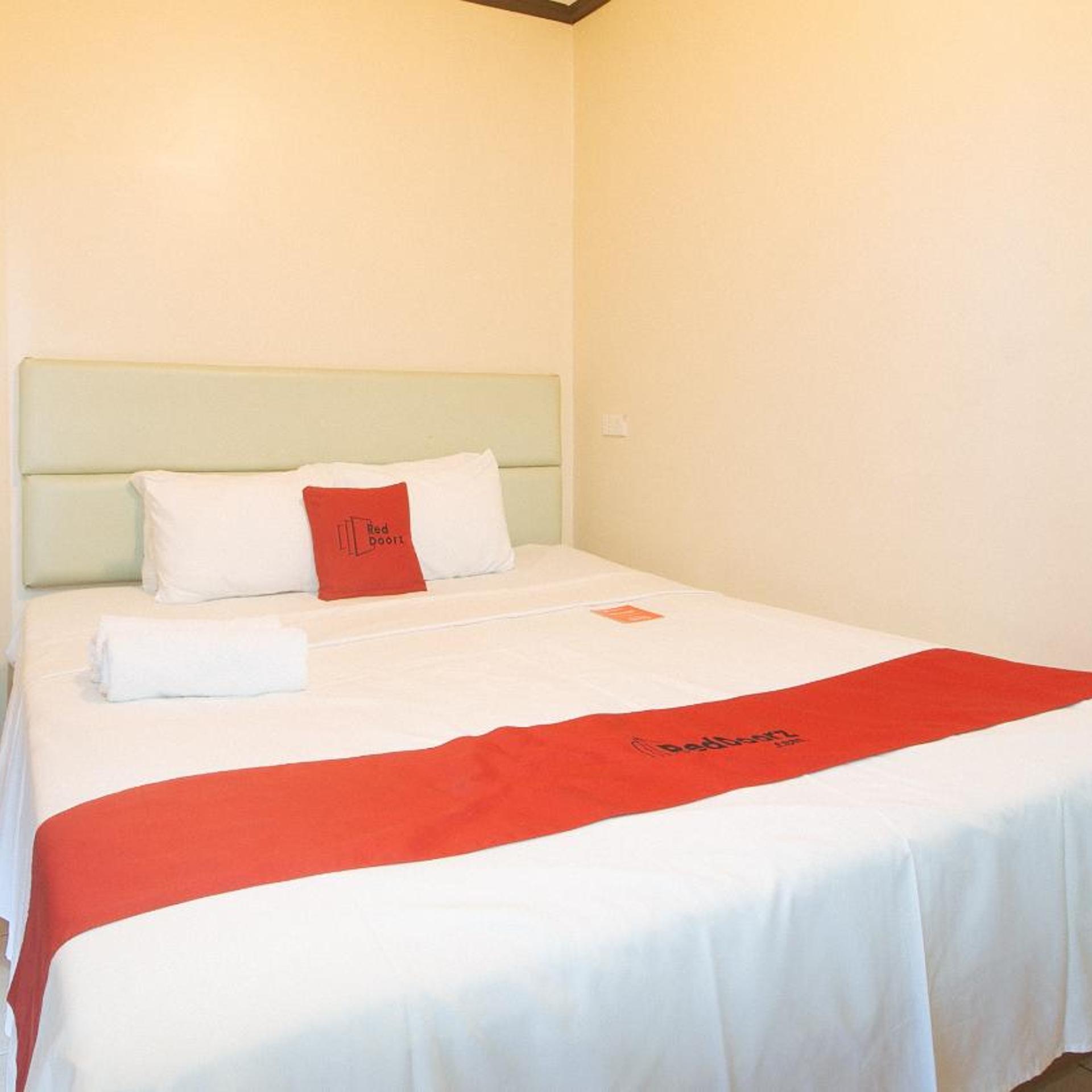 Reddoorz near Landers Superstore Cebu City 24/50