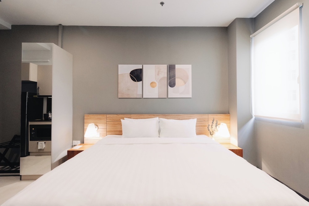 1 BEDROOM, STUDIO