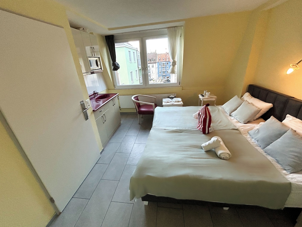 ROOM, DOUBLE BED