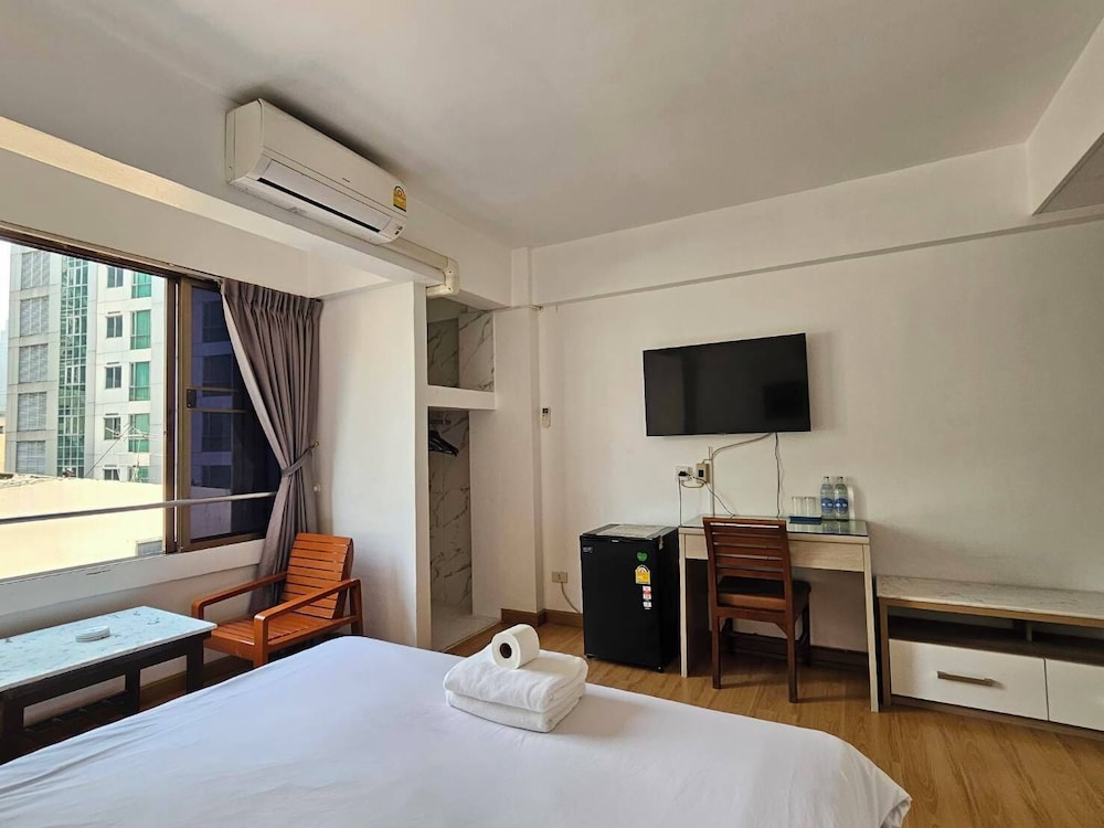 OYO 299 Crown BTS Nana Hotel 15/43