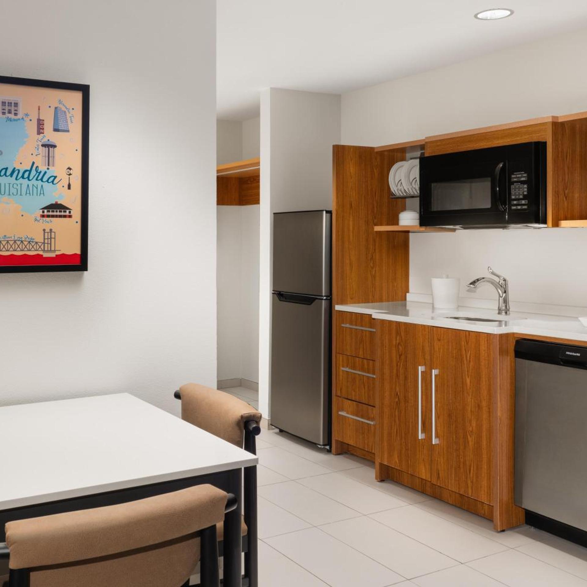 جناح بسرير كوين بغرفة نوم واحدة مع أريكة، Home2 Suites by Hilton Alexandria 5/7