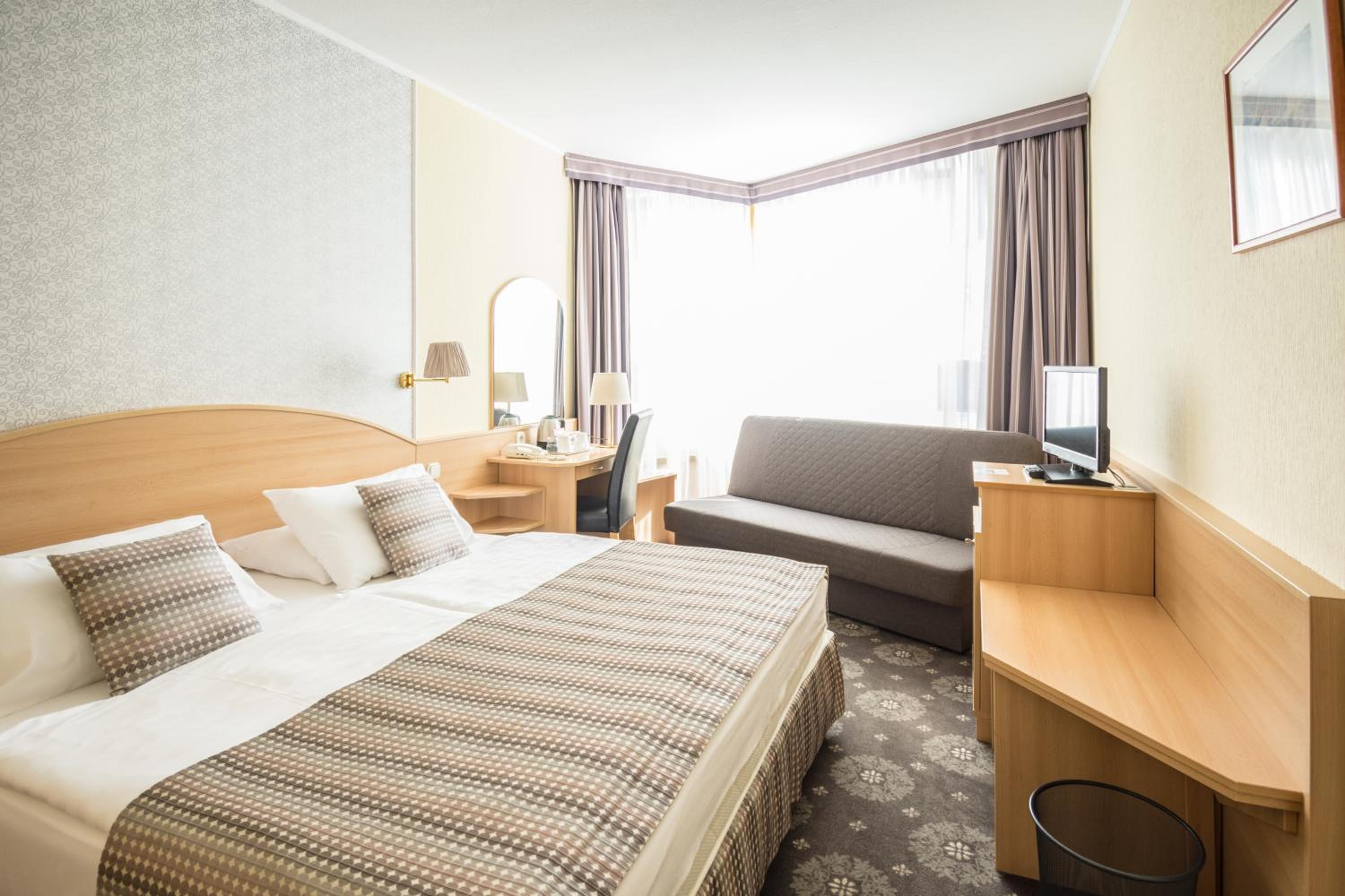 Deluxe, 1 Queen and 1 Double Bed