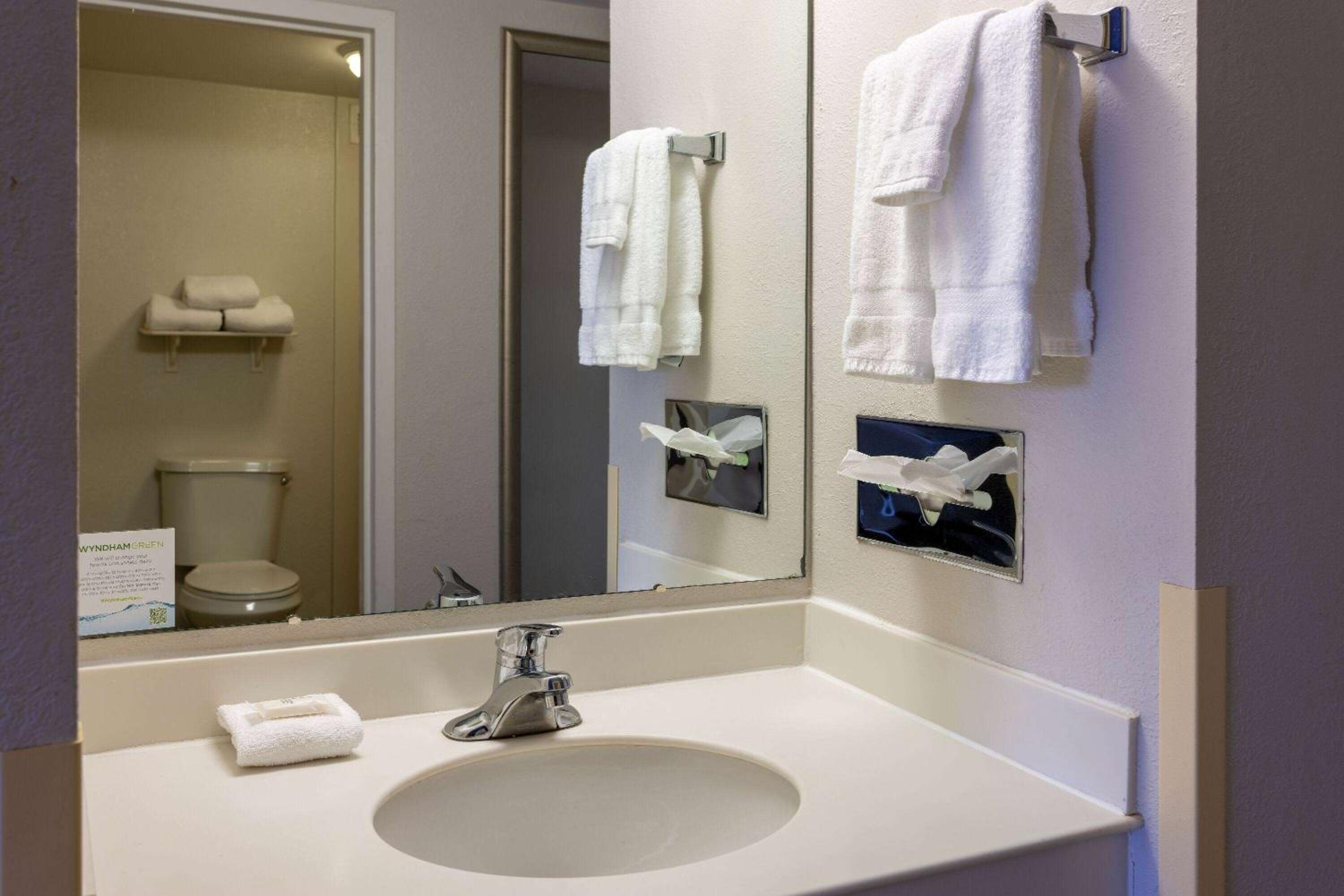 غرفة ديلوكس لذوي الإعاقة، La Quinta Inn & Suites by Wyndham Kingsport Tri-Cities 2/4