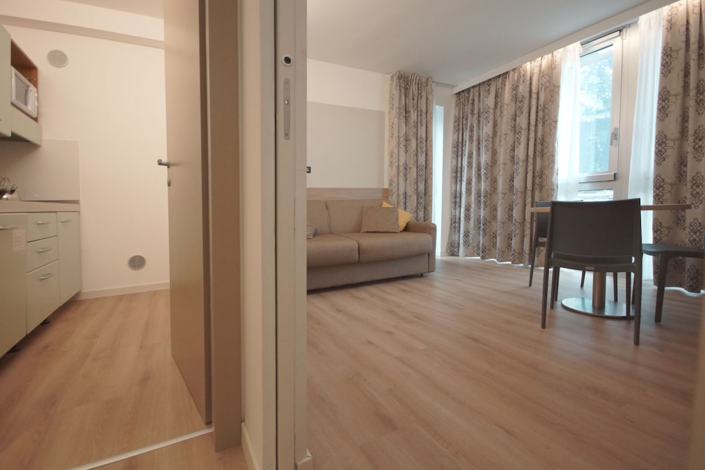 Hotel Ambassador Suite 51/73