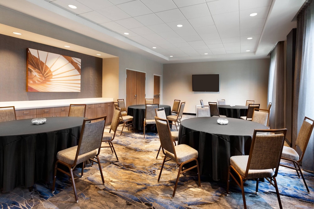 Fairfield Inn Suites Boulder Longmont 26/38