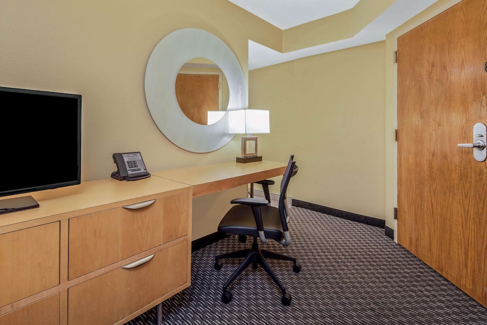 La Quinta Inn Suites By Wyndham Naples Downtown 38/48