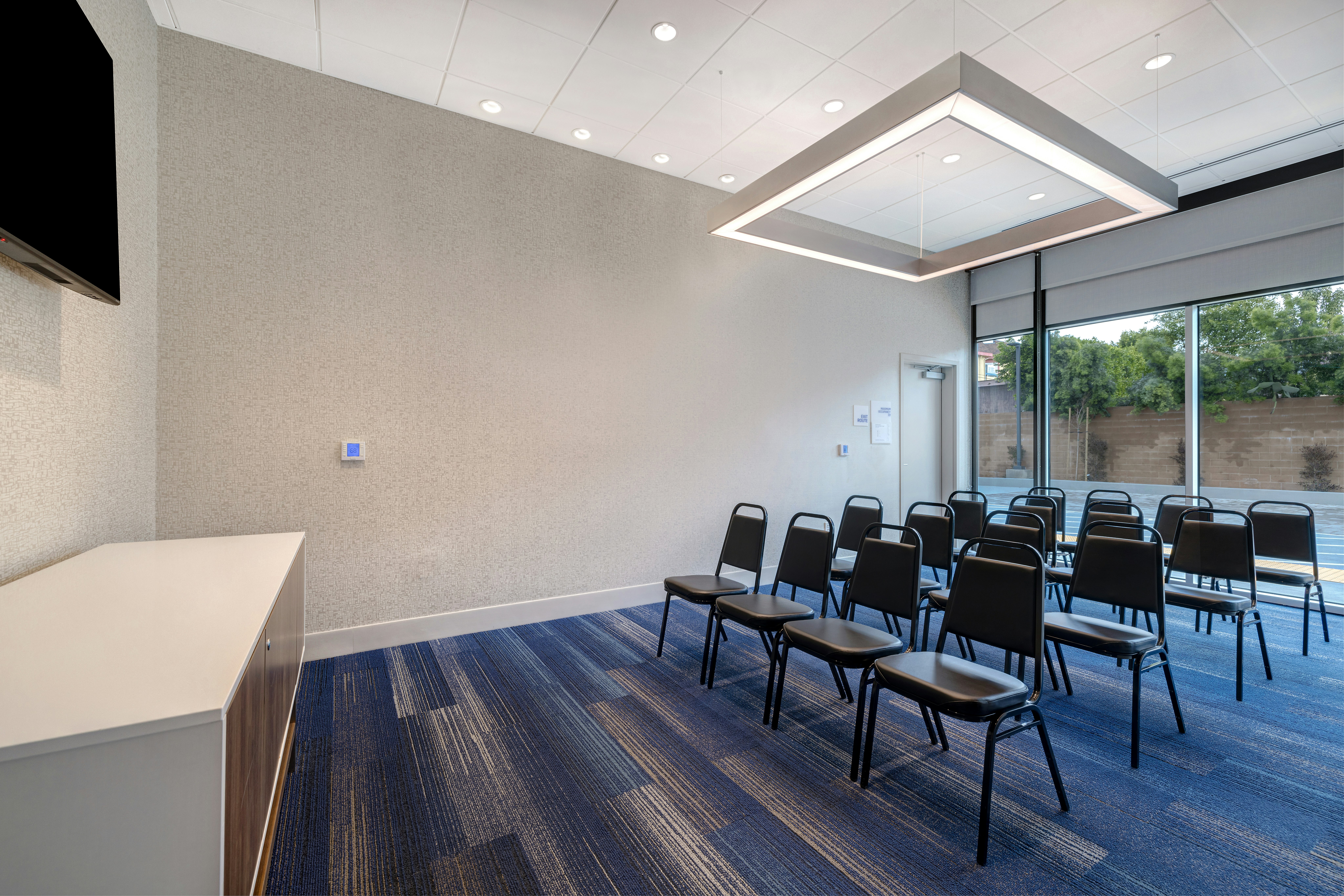 Holiday Inn Express and Suites Glendale Downtown 29/44