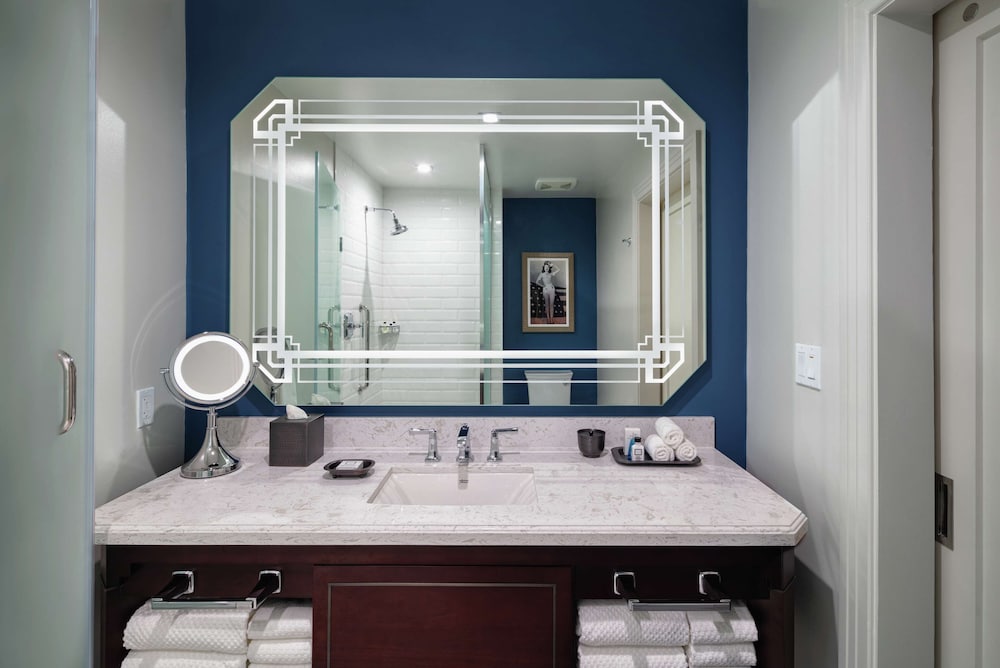 The Higgins Hotel New Orleans, Curio Collection by Hilton 25/77