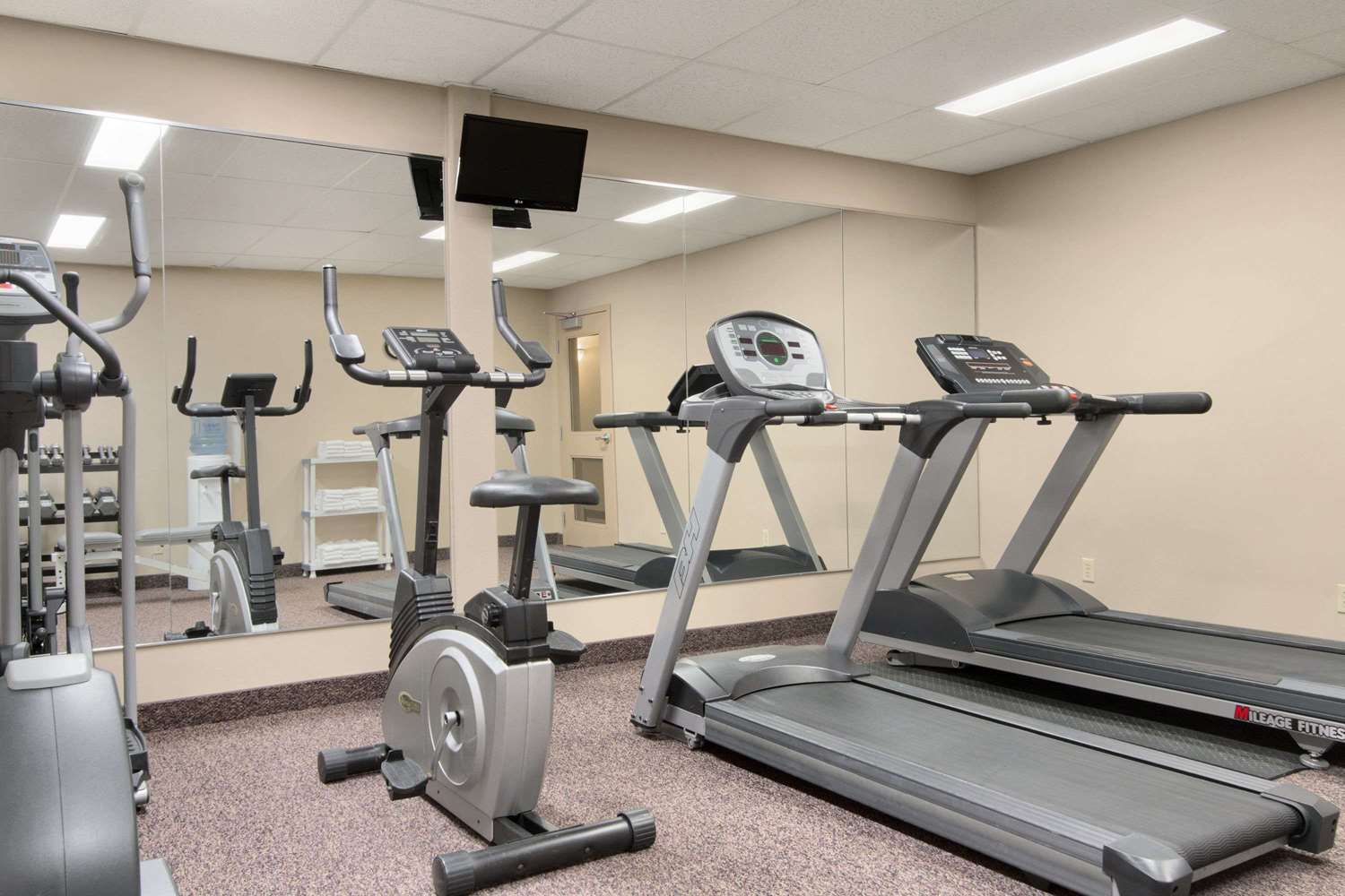 Days Inn & Suites by Wyndham Thunder Bay 5/9