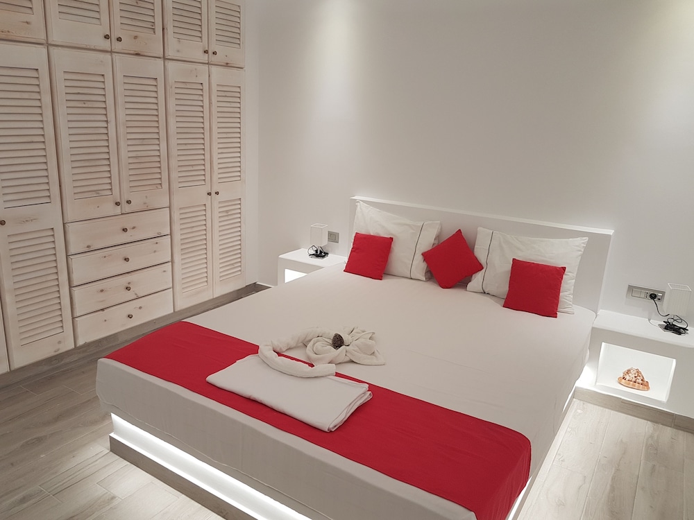 3 Bedrooms, Villa, 2 Double and Twin Beds, Hot Tub