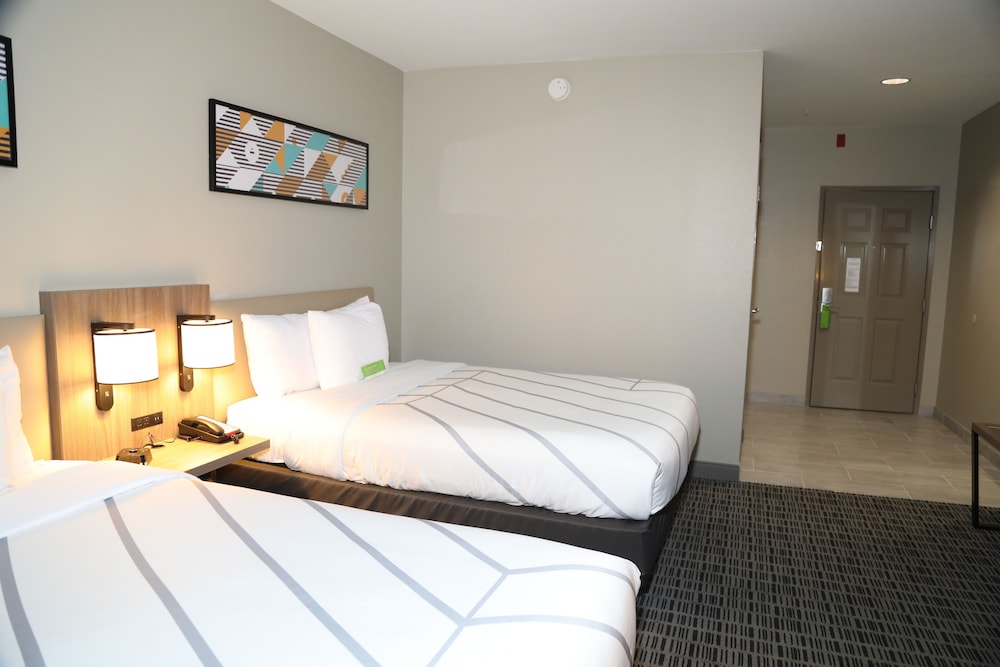 La Quinta Inn and Suites by Wyndham Montgomery 14/50