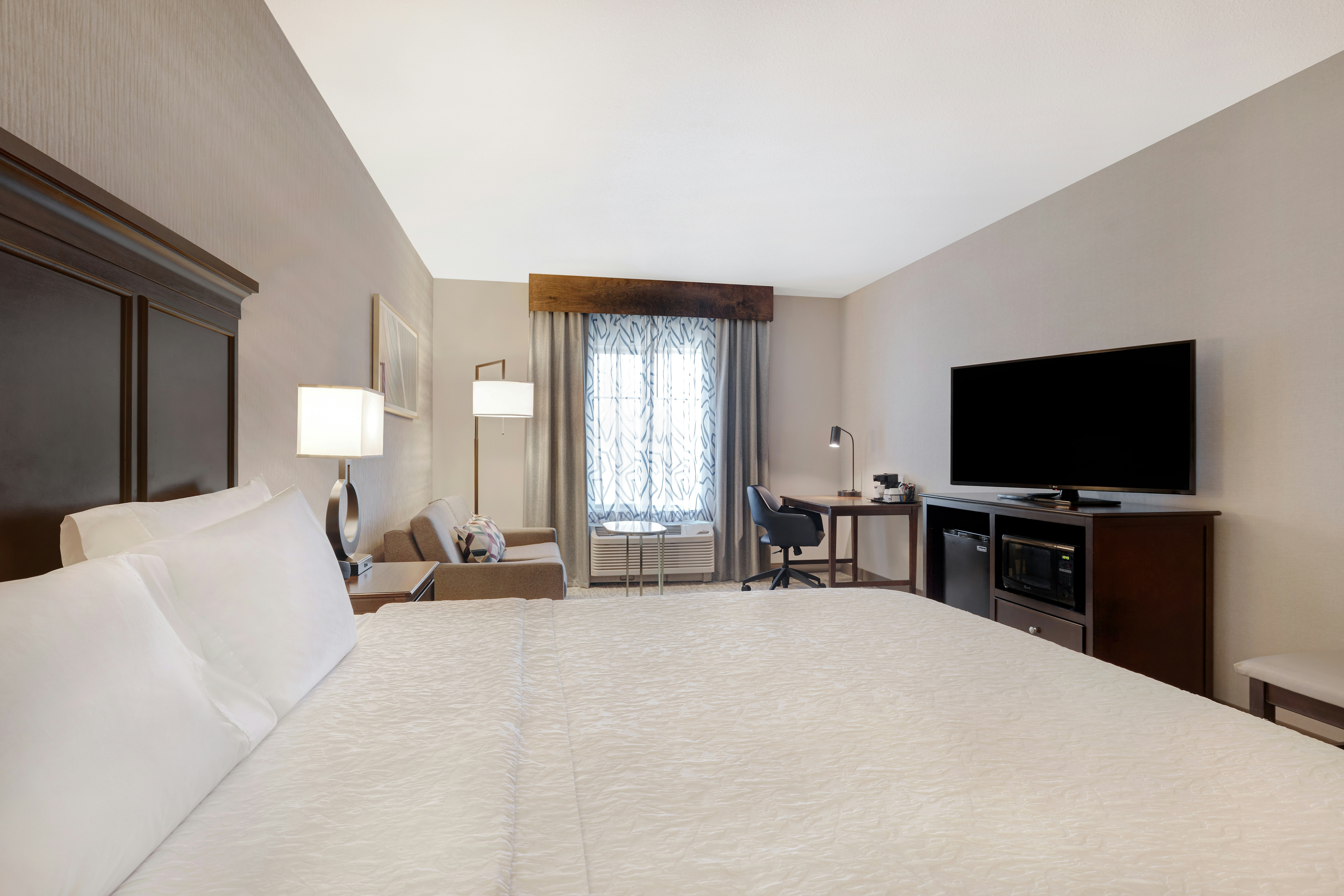 STUDIO, SUITE, KING BED