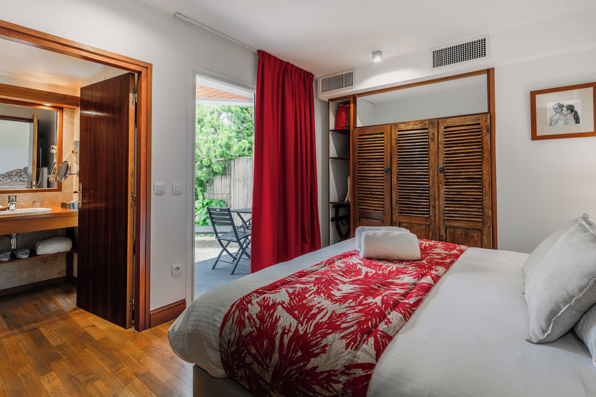 Prestige, Queen Bed, Private Garden