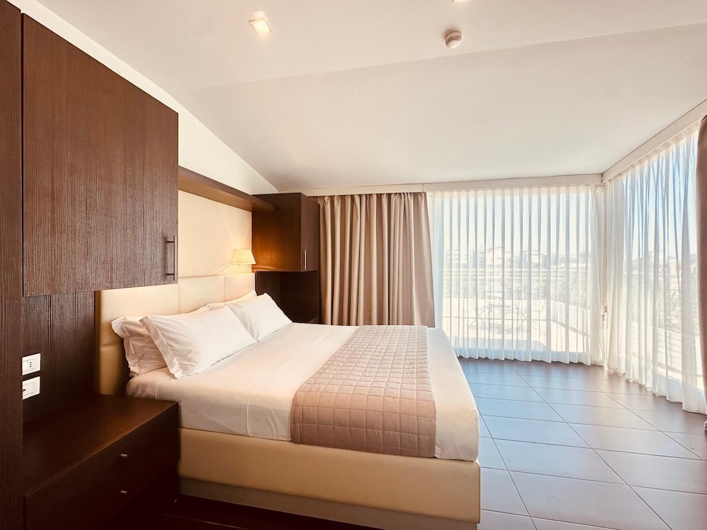 ROOM, TRIPLE