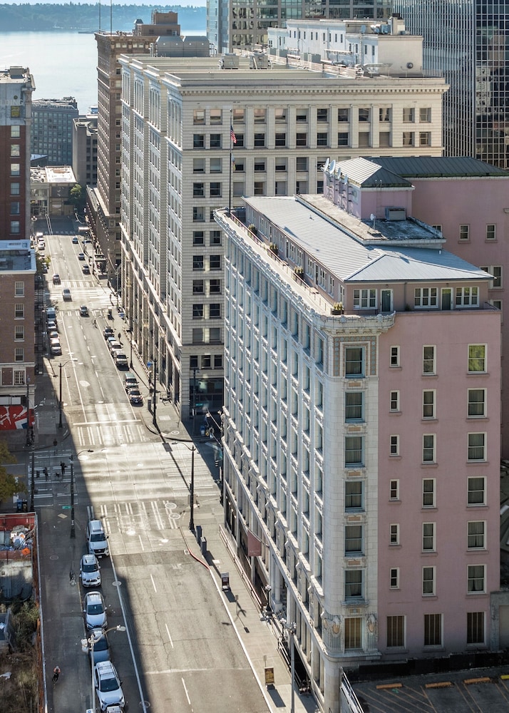 Arctic Club Hotel 2/50