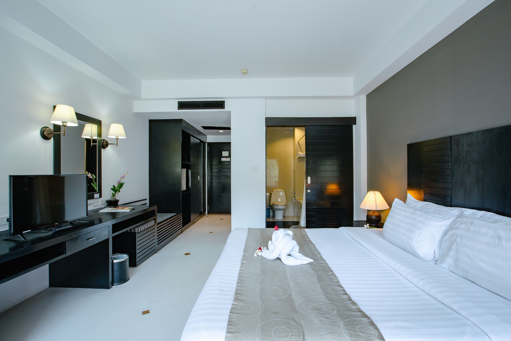 Superior, Double Bed, Road Side, Mountain View