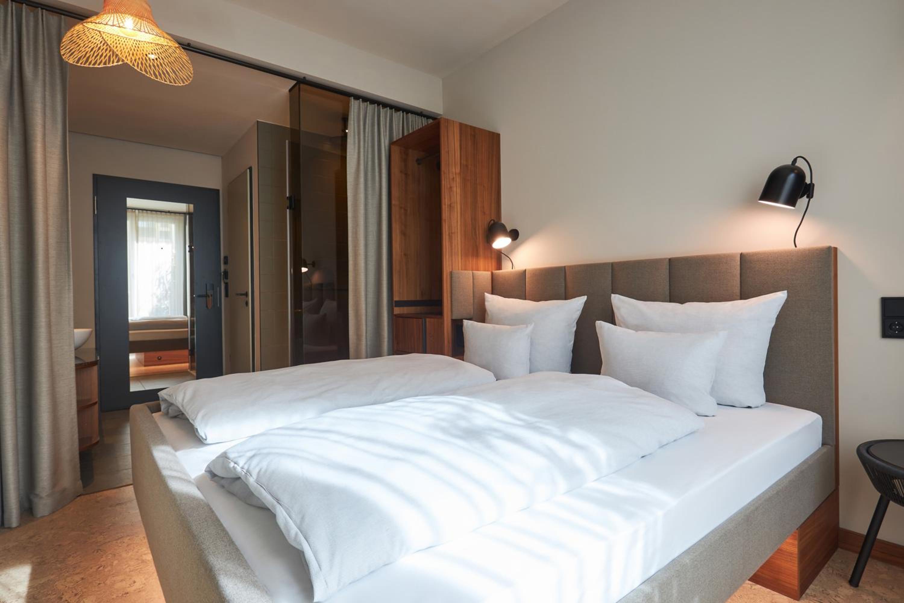 Oasis, Cocoon, Queen Bed