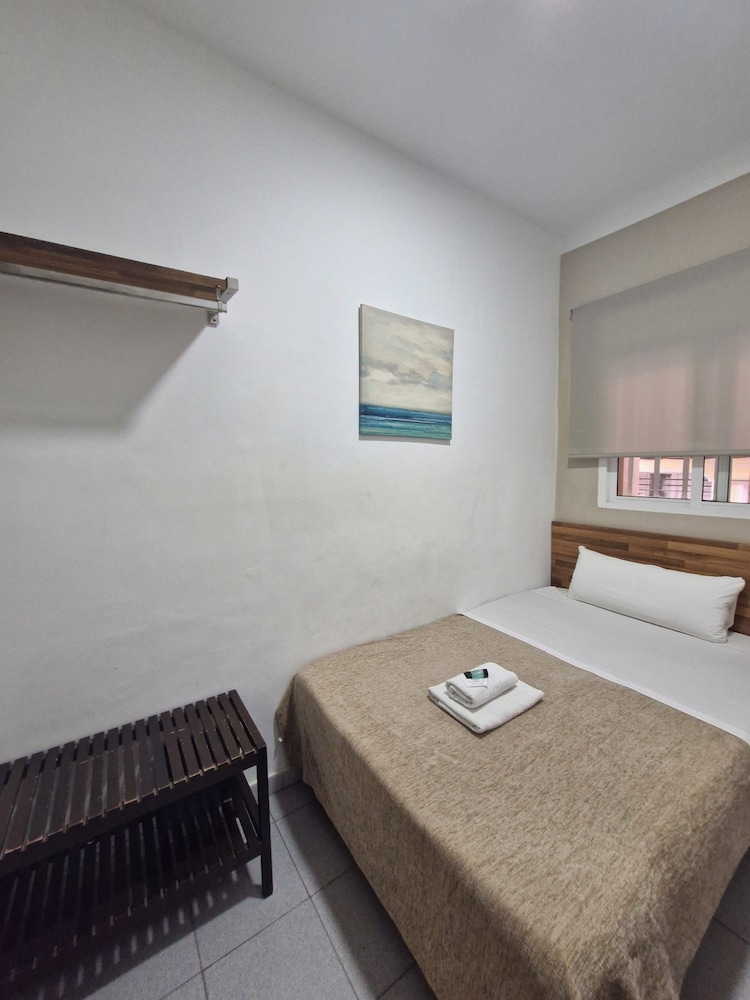 ROOM, SINGLE, SHARED BATHROOM