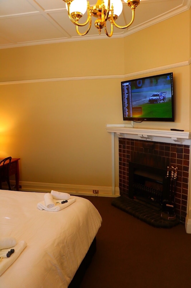 Palace Hotel Mortlake 8/25