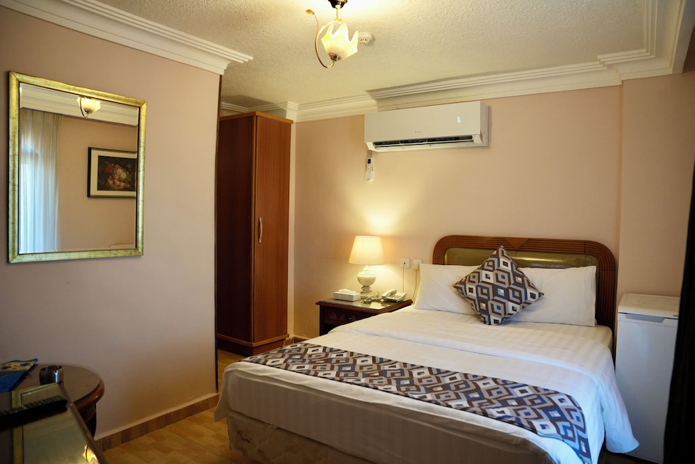 HONEYMOON, QUEEN BED