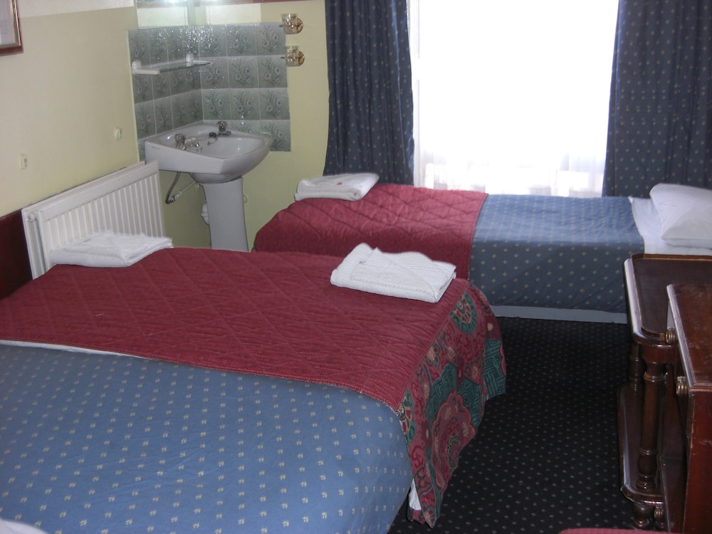 FAMILY, TRIPLE, SHARED BATHROOM
