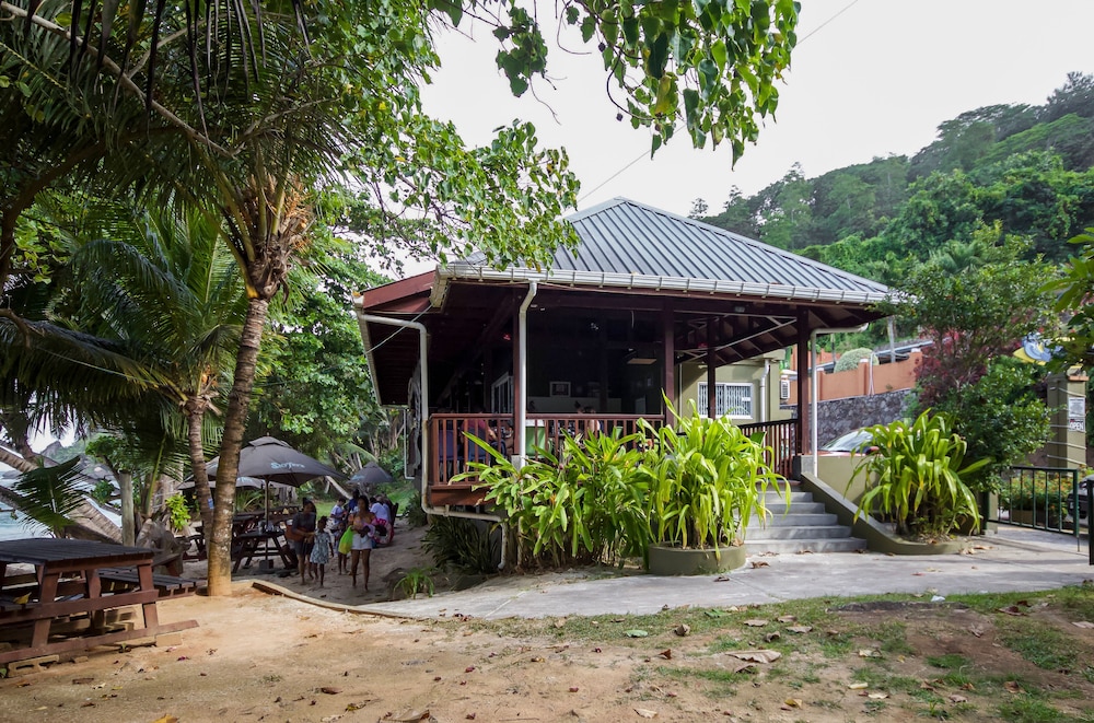 SURFERS SELF CATERING CHALETS photo4