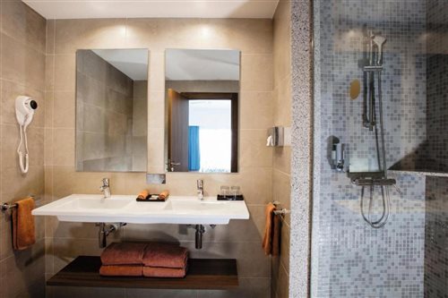 غرفة بسرير مزدوج أو سريرين منفصلين بإطلالة على البحر
