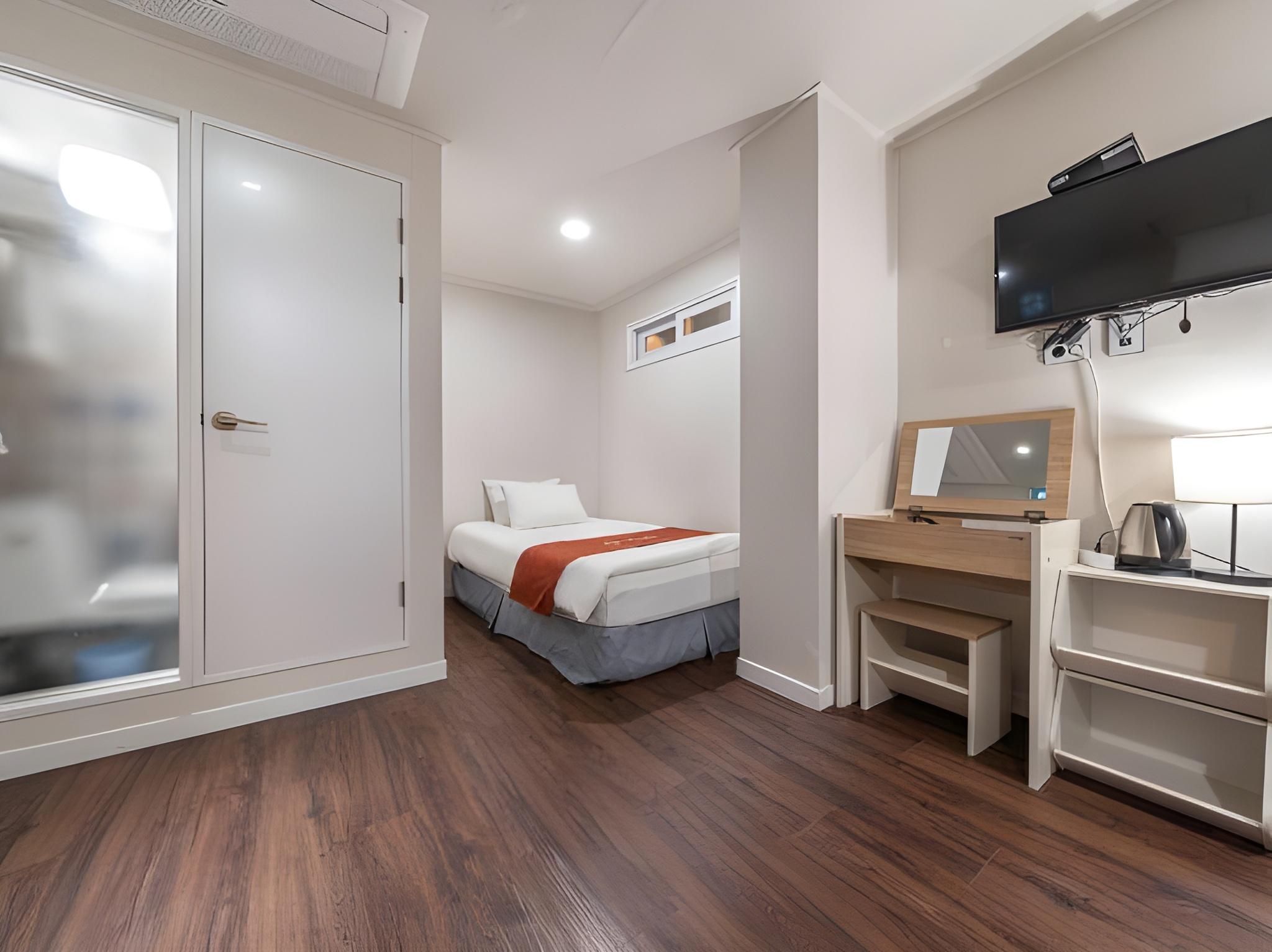 Family, Double Bed, No Window