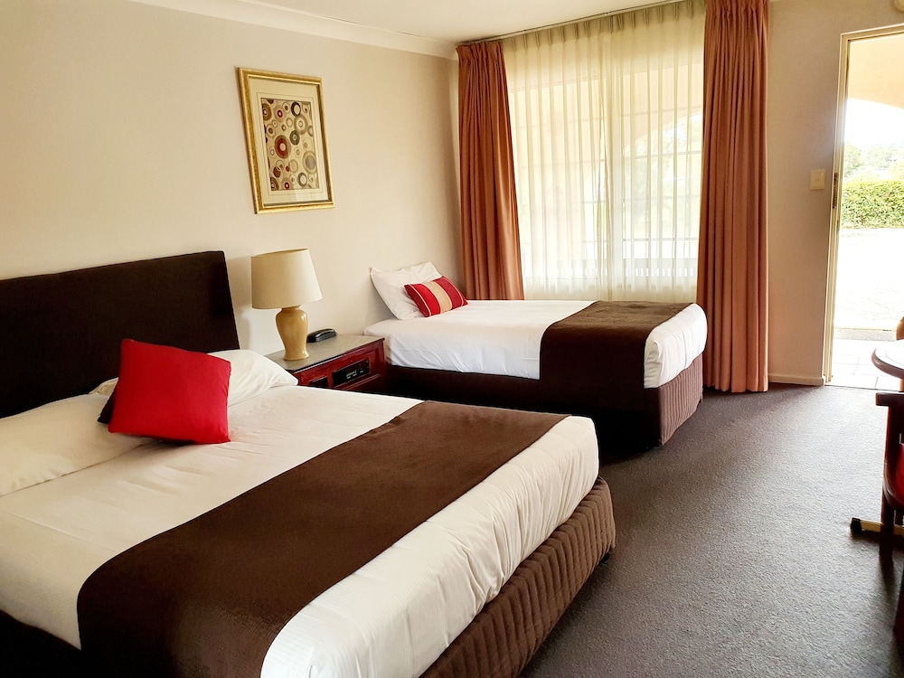 MCNEVIN'S WARWICK MOTEL 12/64